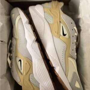 Nike Air Huarache Runner Men's Shoes (Coconut Milk/Sesame/Light Silver/Black)